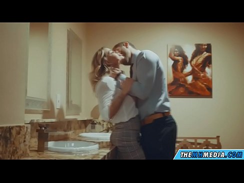 ❤️ Nalika pirang semok seduces sampeyan ing toilet umum ️❌ Video seks ing jv.pornpictureshq.ru